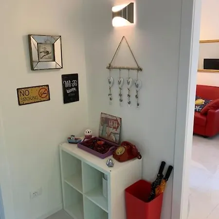 Casa In Con Piscina, Giardino E Posto Auto