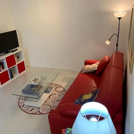 Casa In Con Piscina, Giardino E Posto Auto *