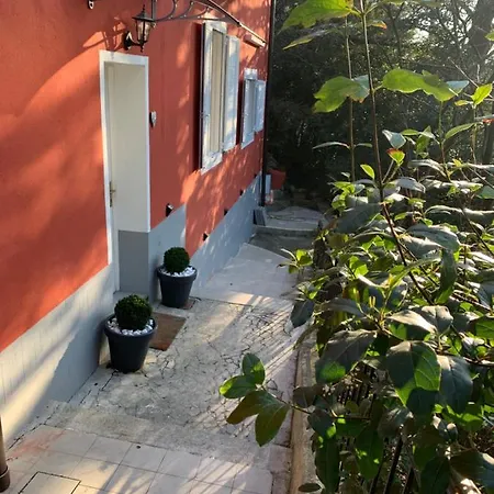 Casa In Con Piscina, Giardino E Posto Auto Apartamento