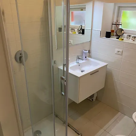 Casa In Con Piscina, Giardino E Posto Auto