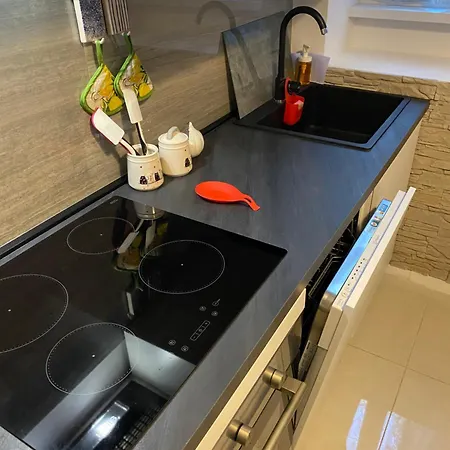 Casa In Con Piscina, Giardino E Posto Auto