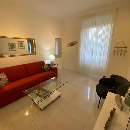 Casa In Con Piscina, Giardino E Posto Auto